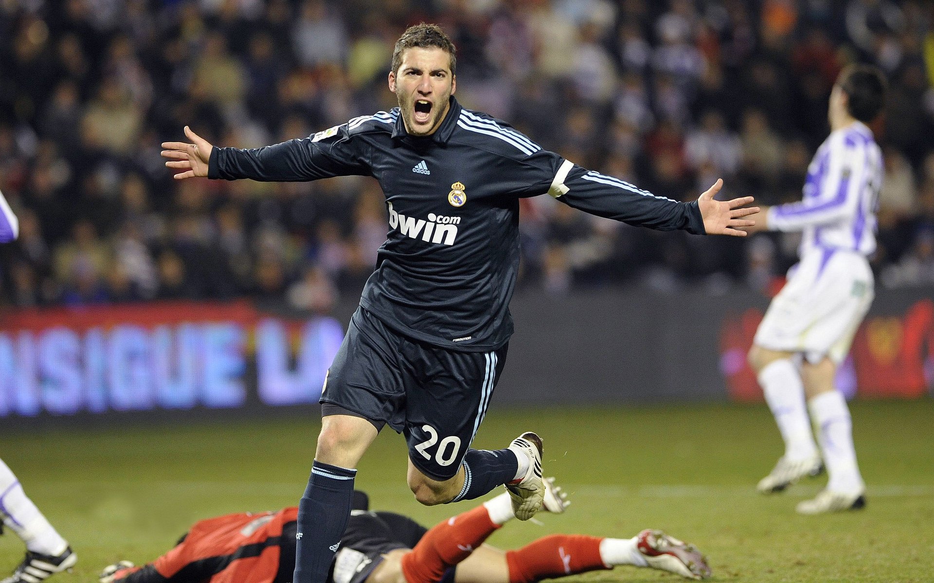 开云体育-德罗巴回归赛场，挺进下一轮首场状态亮眼，皇家马德里观众沸腾！